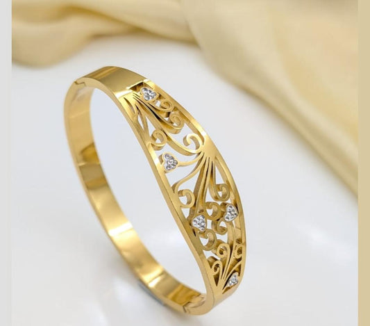 Elegant Floral Cutwork Gold-Plated Anti-Tarnish Bracelet for Women